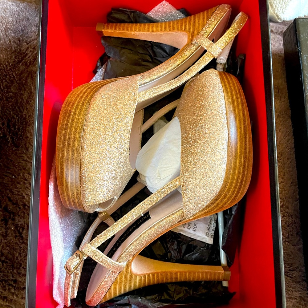 Steve Madden Luxe Wealth- gold sparkle peep toe heels!